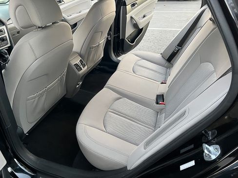 Used 2016 Hyundai Sonata Plug-In Hybrid image 12