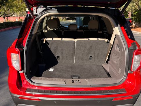 Used 2020 Ford Explorer Platinum w/ Premium Technology Package image 11