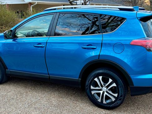 Used 2017 Toyota RAV4 LE image 18