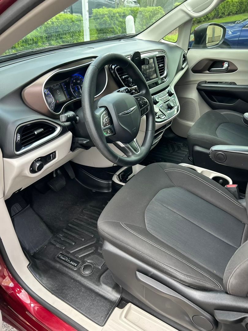 Used 2020 Chrysler Voyager L FWD image 14
