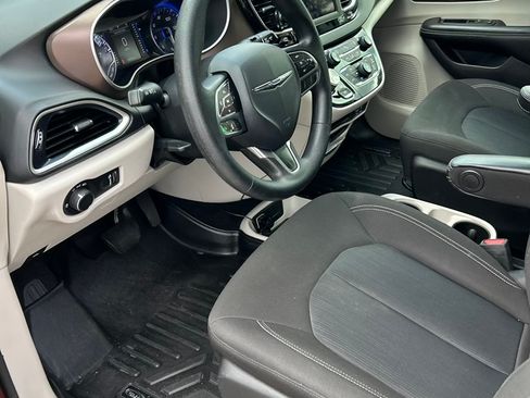 Used 2020 Chrysler Voyager L FWD image 14