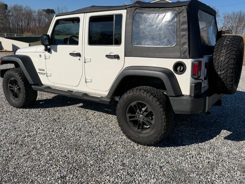 Used 2010 Jeep Wrangler Unlimited Sport image 15