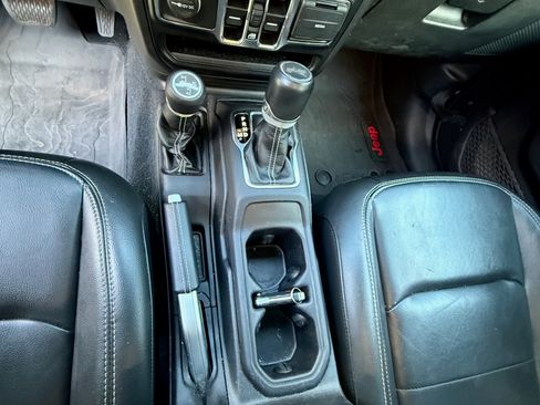 Used 2022 Jeep Wrangler Unlimited Sahara AWD/4WD image 12