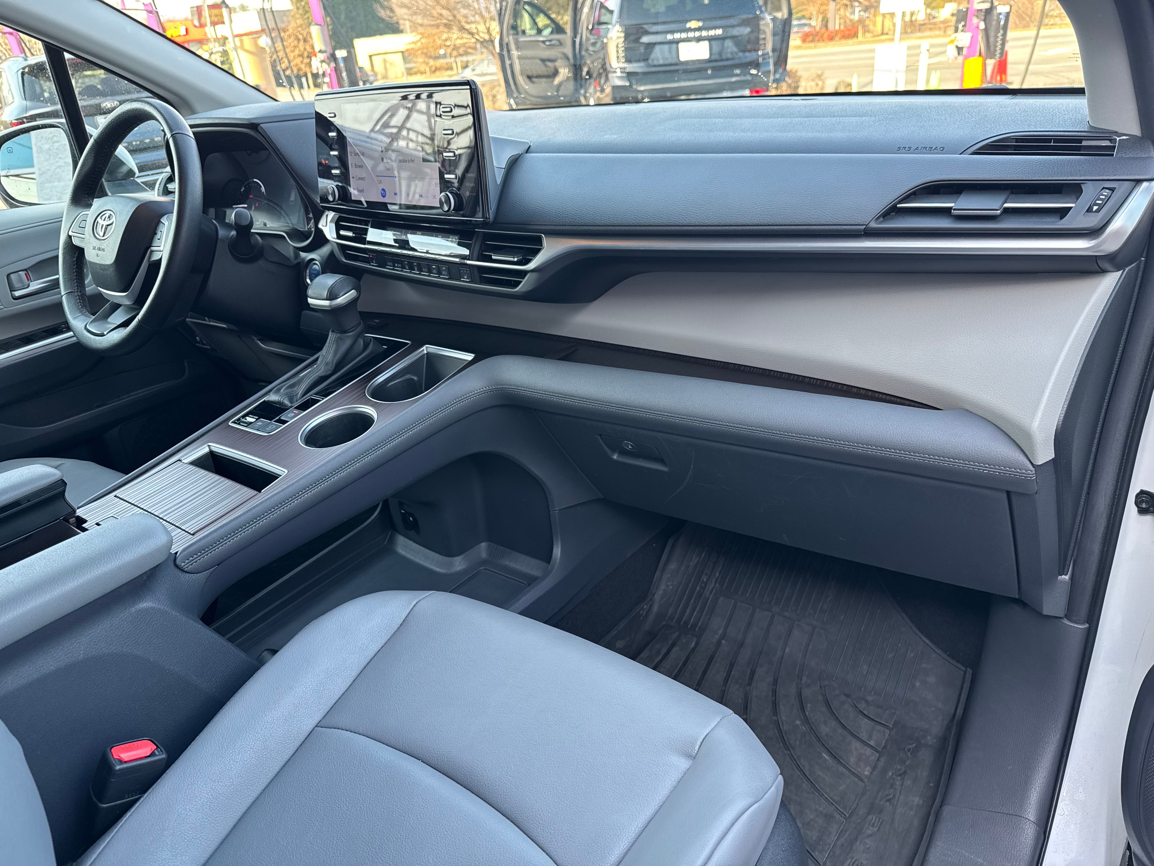 Used 2023 Toyota Sienna XLE FWD image 19