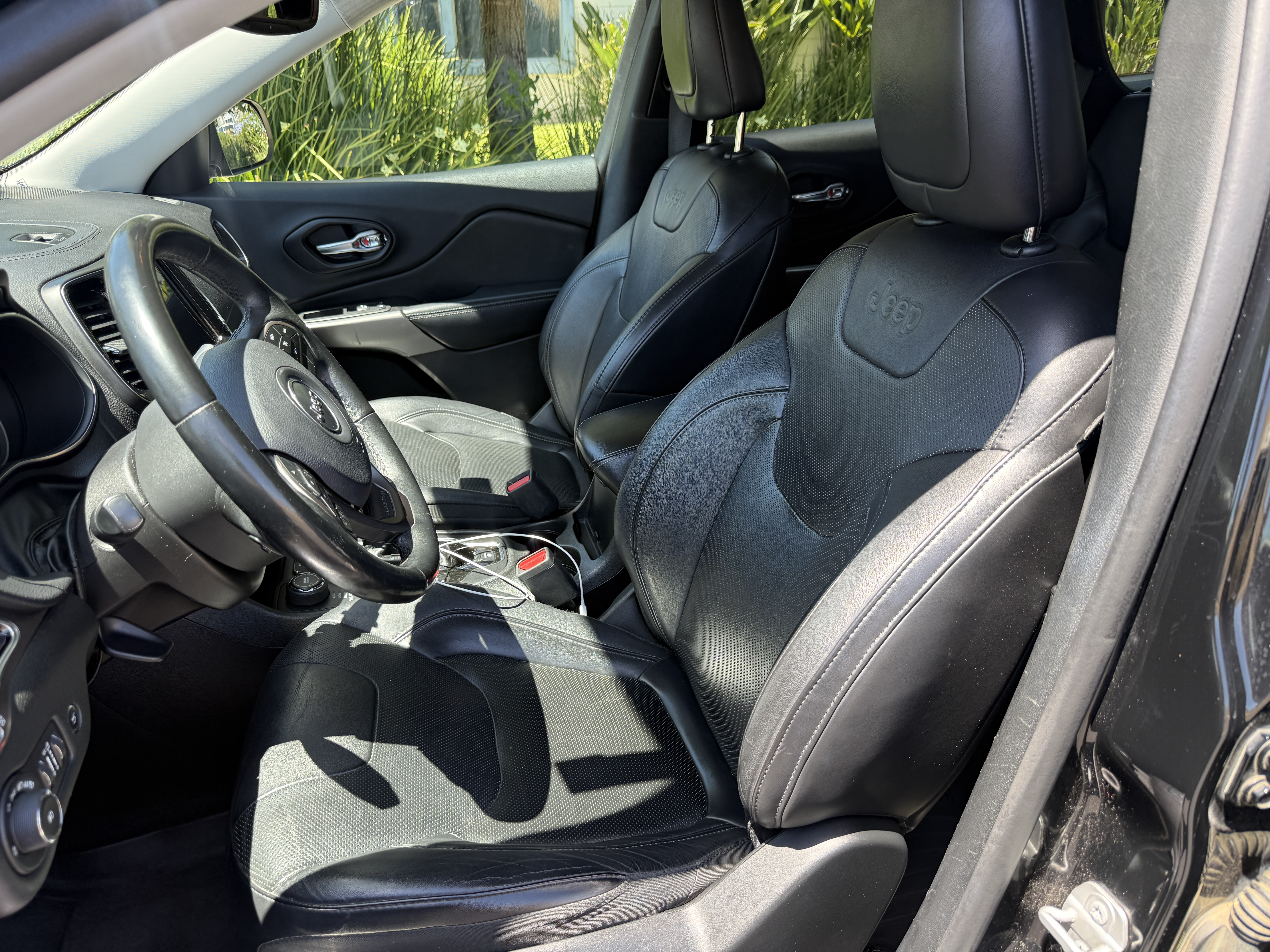 Used 2019 Jeep Cherokee Limited AWD/4WD image 11