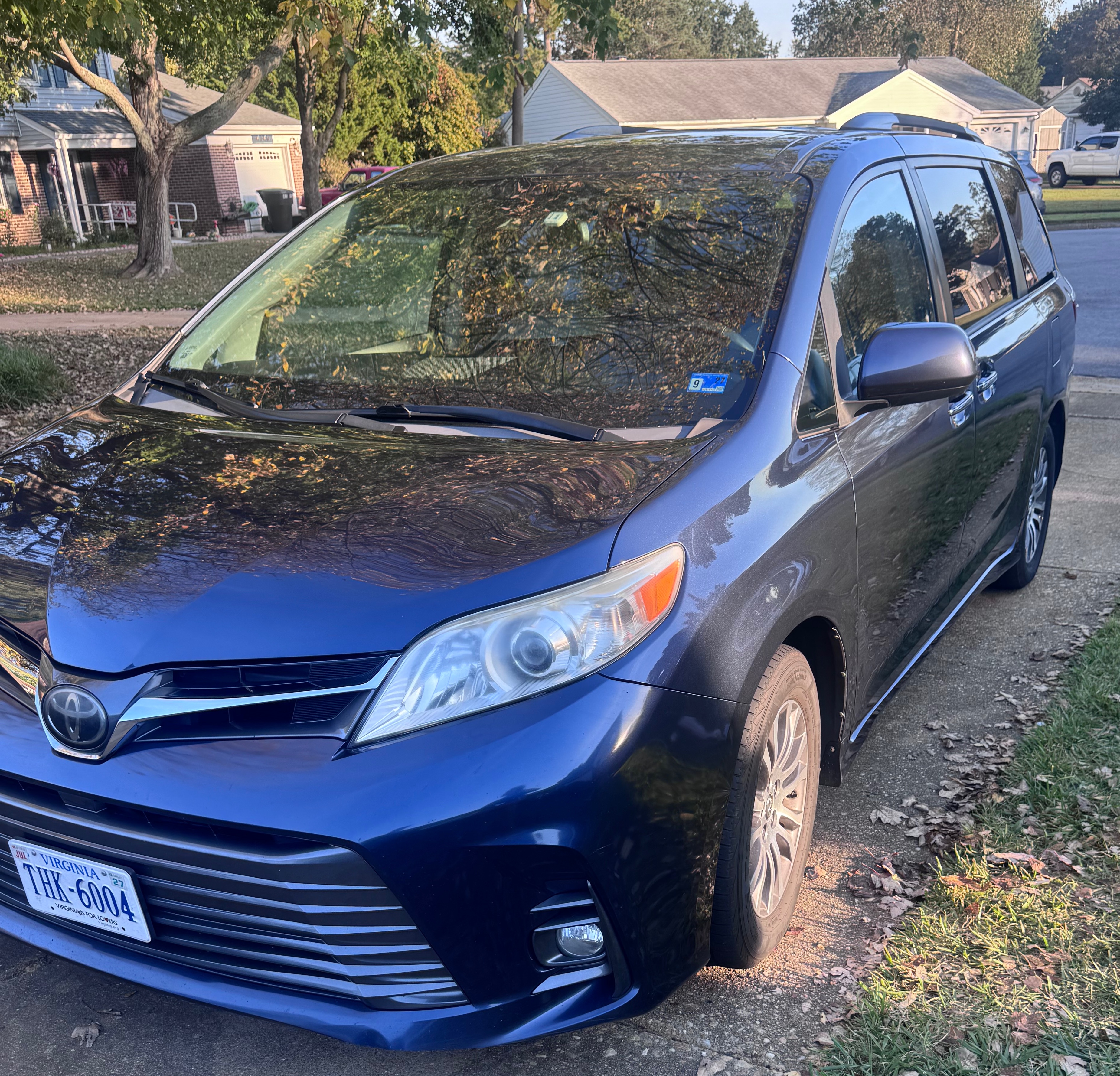 Used 2018 Toyota Sienna XLE FWD image 1