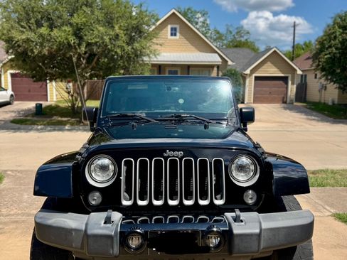 Used 2017 Jeep Wrangler Unlimited Sahara w/ Max Tow Package image 5