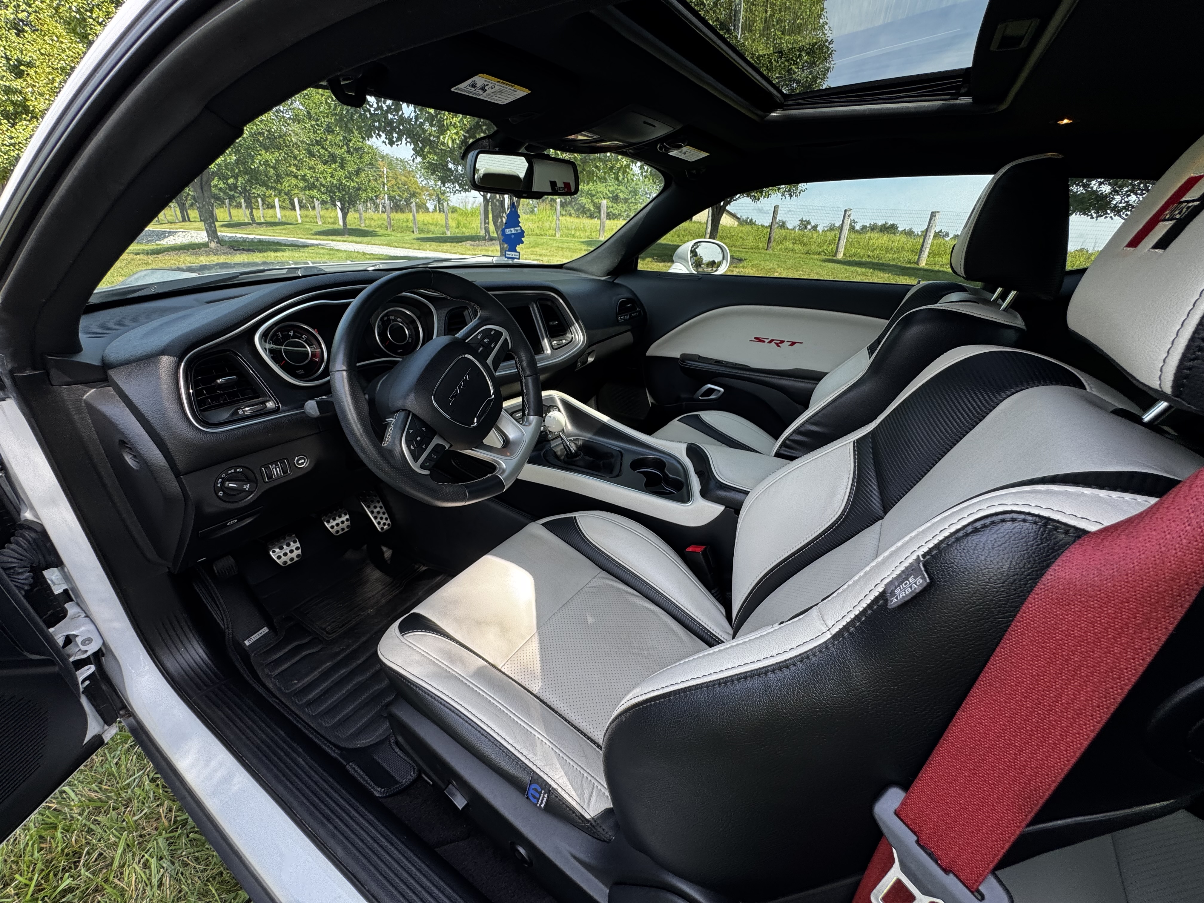 Used 2015 Dodge Challenger SRT RWD image 13
