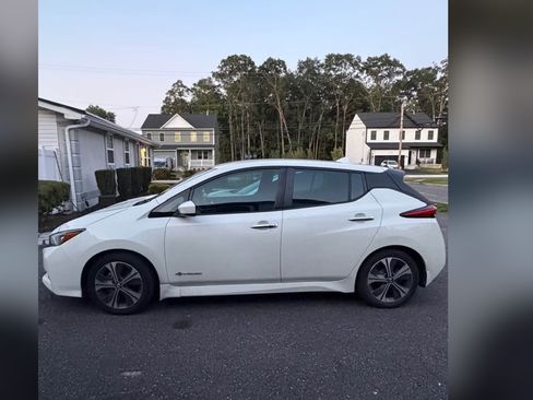Used 2019 Nissan Leaf SV w/ SV Technology Package FWD image 2
