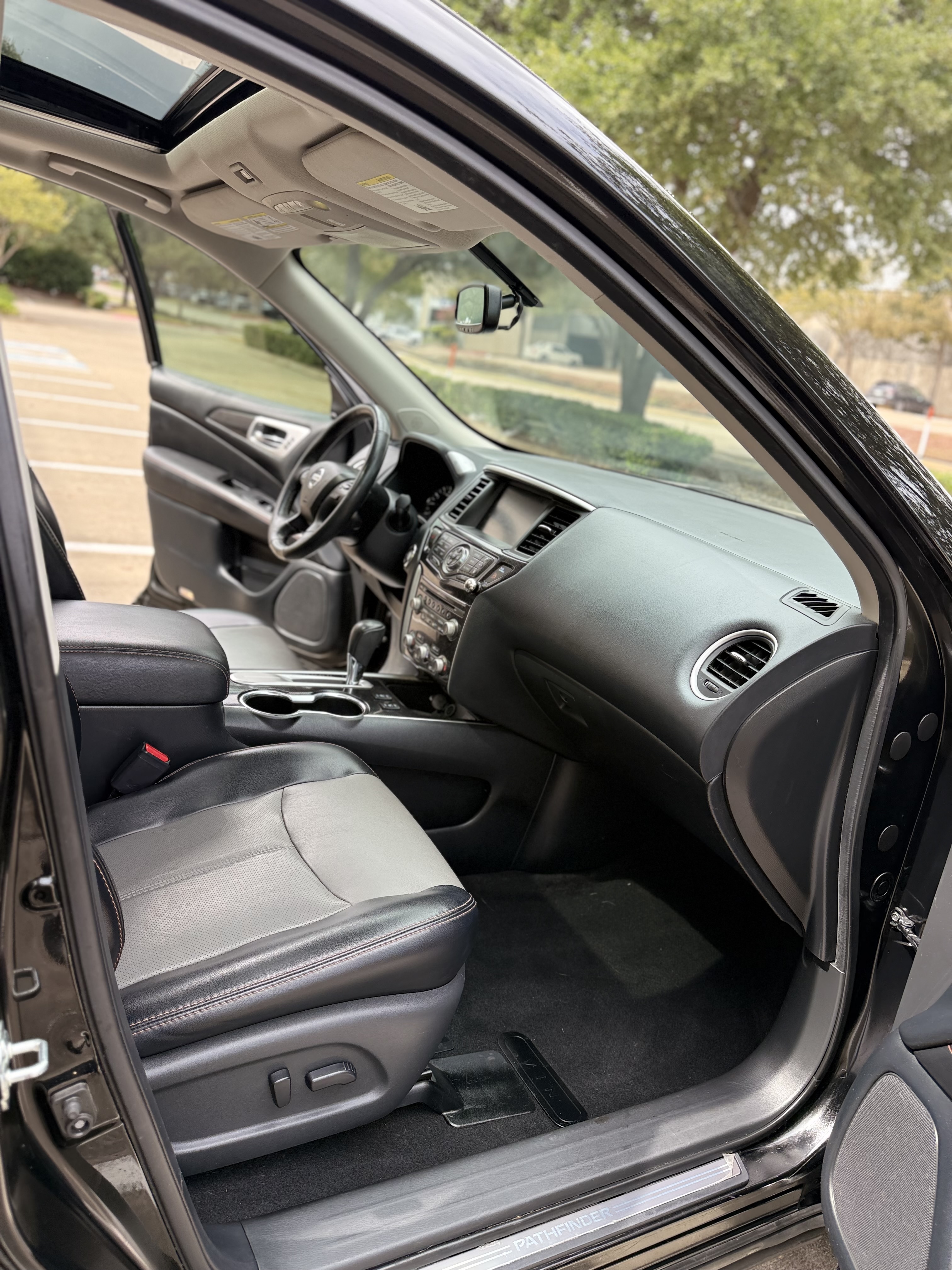 Used 2020 Nissan Pathfinder SL FWD image 12
