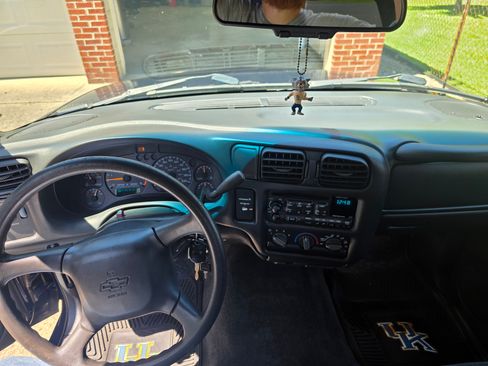 Used 2000 Chevrolet S10 Pickup LS w/ Preferred Equipment Group RWD image 10