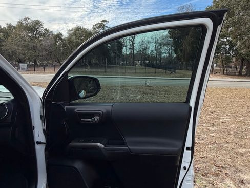 Used 2017 Toyota Tacoma TRD Sport image 19