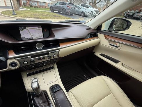 Used 2016 Lexus ES 300h w/ Navigation System Package image 11