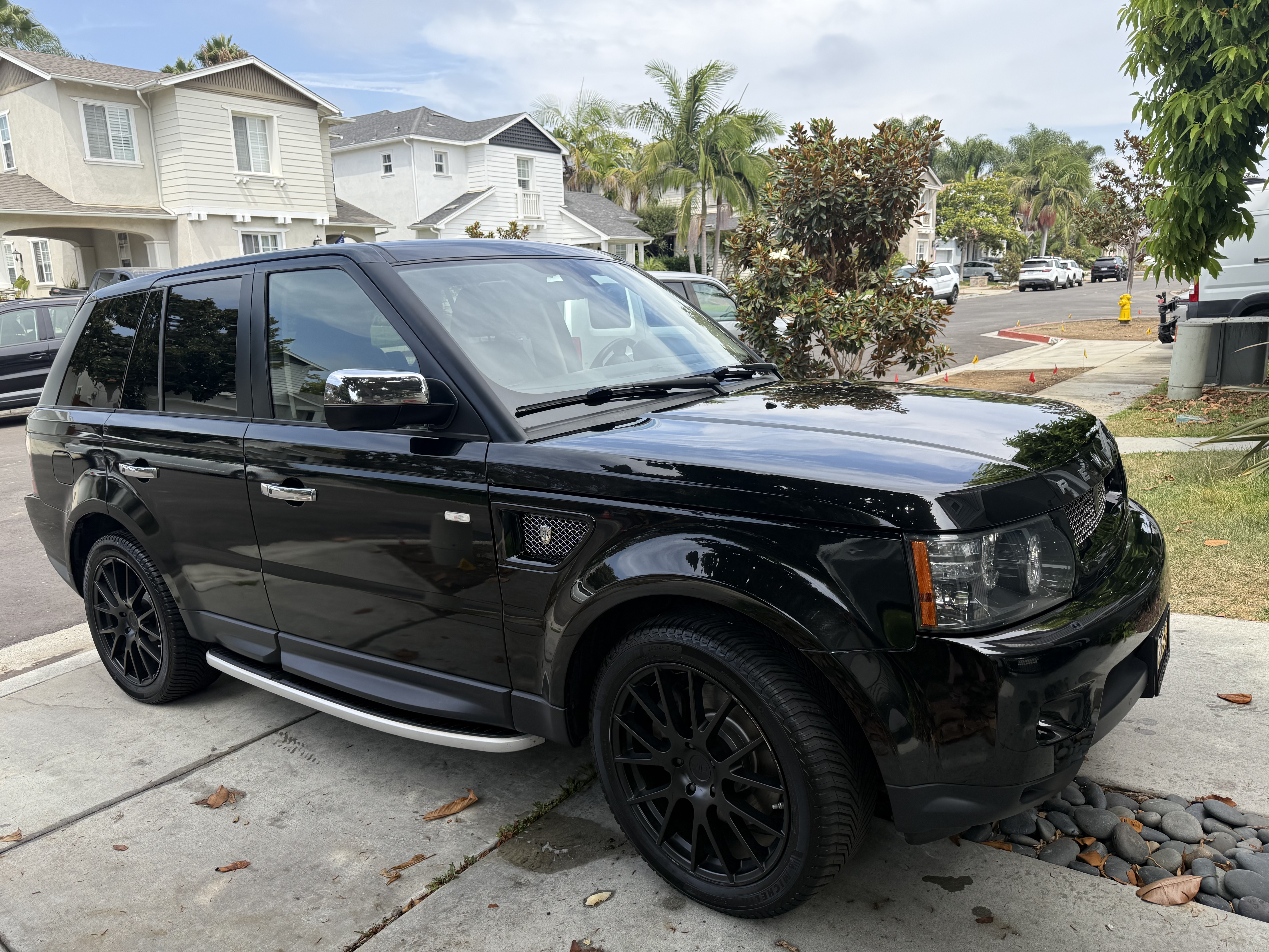 Used 2011 Land Rover Range Rover Sport HSE LUX AWD/4WD image 1