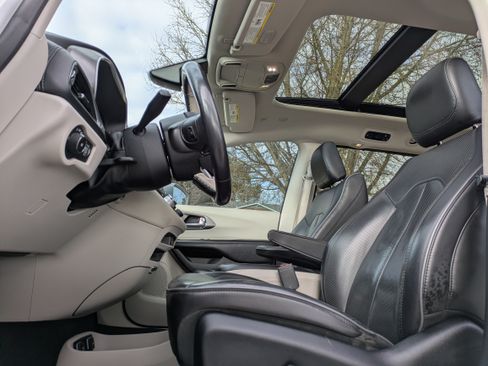 Used 2019 Chrysler Pacifica Limited image 22