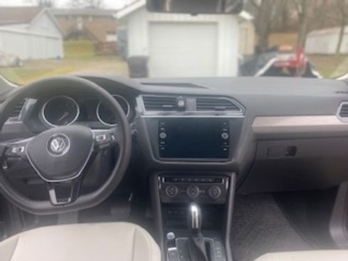 Used 2020 Volkswagen Tiguan SE w/ Panoramic Sunroof Package image 16
