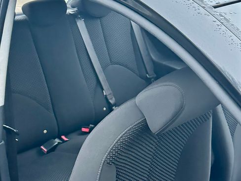 Used 2011 Hyundai Accent GL image 9