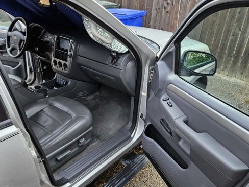 Used 2003 Ford Explorer XLT image 5