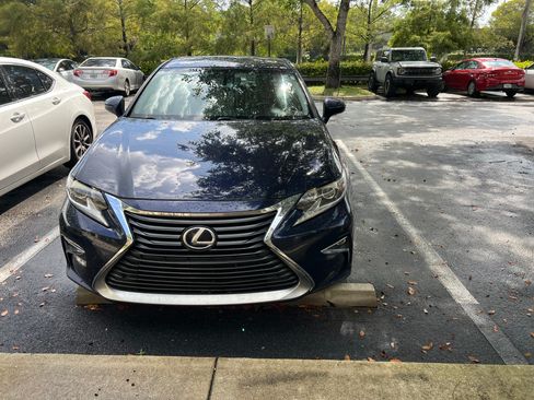 Used 2016 Lexus ES 300h w/ Premium Package w/Wood Trim FWD image 4