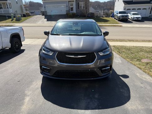 Used 2022 Chrysler Pacifica Touring-L image 2