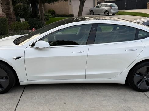 Used 2019 Tesla Model 3 Standard Range Plus image 1