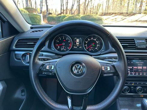 Used 2018 Volkswagen Passat 2.0T SE image 17