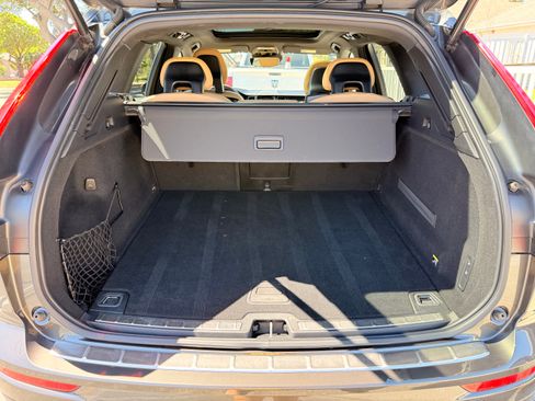 Used 2018 Volvo XC60 T6 Momentum w/ Convenience Package image 10