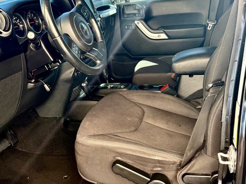 Used 2013 Jeep Wrangler Unlimited Sahara w/ Connectivity Group image 10