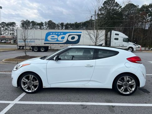 Used 2017 Hyundai Veloster Value Edition image 4