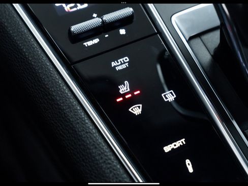 Used 2018 Porsche Panamera image 16