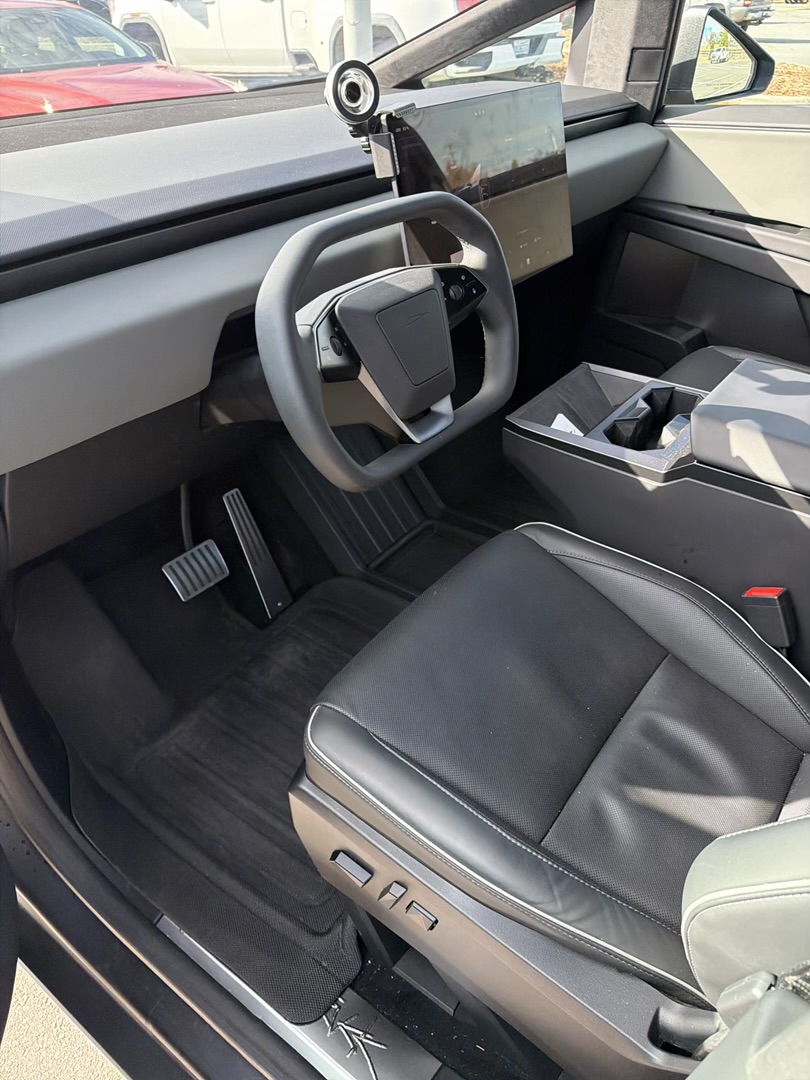 Used 2025 Tesla Cybertruck AWD Crew Cab image 4