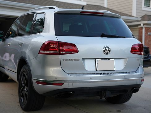 Used 2016 Volkswagen Touareg VR6 image 4