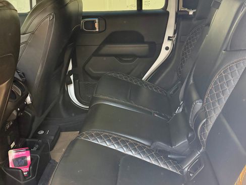 Used 2023 Jeep Gladiator Overland AWD/4WD image 15