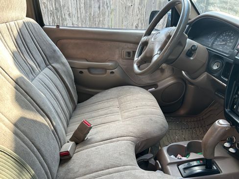 Used 2002 Toyota Tacoma 2WD Regular Cab image 4