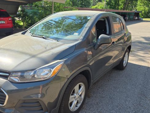 Used 2019 Chevrolet Trax LS w/ Tint and Cruise Package FWD image 5