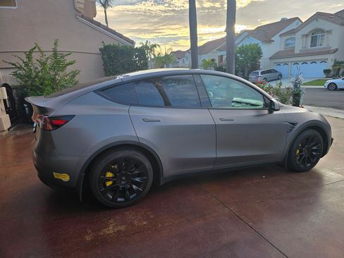 Used 2021 Tesla Model Y Long Range AWD/4WD image 2