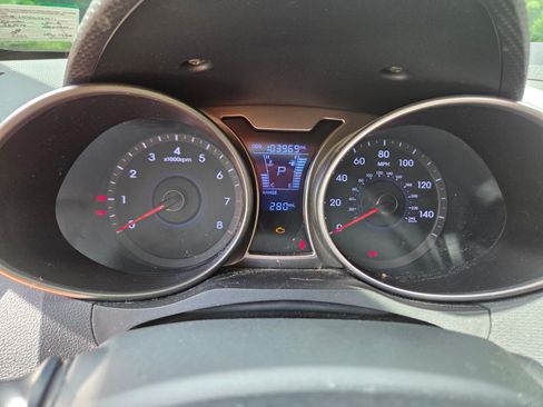 Used 2012 Hyundai Veloster w/ Style Pkg image 4