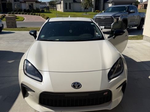 Used 2023 Toyota GR86 Premium image 2