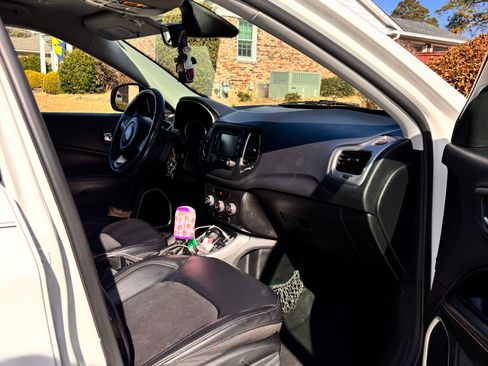 Used 2017 Jeep Compass Latitude image 10