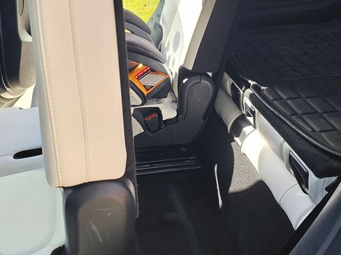 Used 2022 Tesla Model Y Long Range image 18