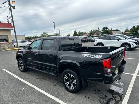 Used 2019 Toyota Tacoma TRD Sport AWD/4WD image 2