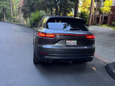 Used 2020 Porsche Cayenne AWD/4WD image 16