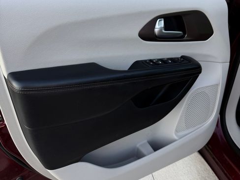 Used 2017 Chrysler Pacifica Touring-L Plus w/ Tire & Wheel Group image 11