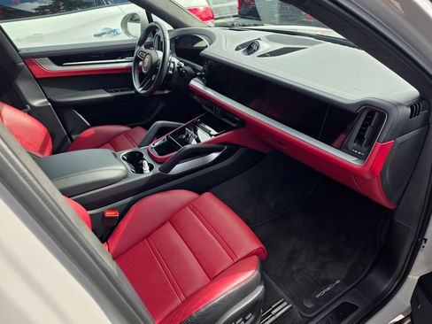 Used 2025 Porsche Cayenne GTS image 4