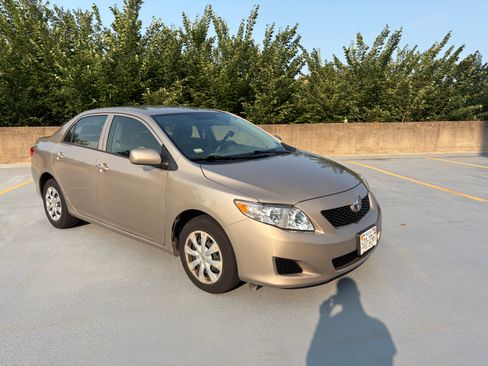 Used 2010 Toyota Corolla LE FWD image 1