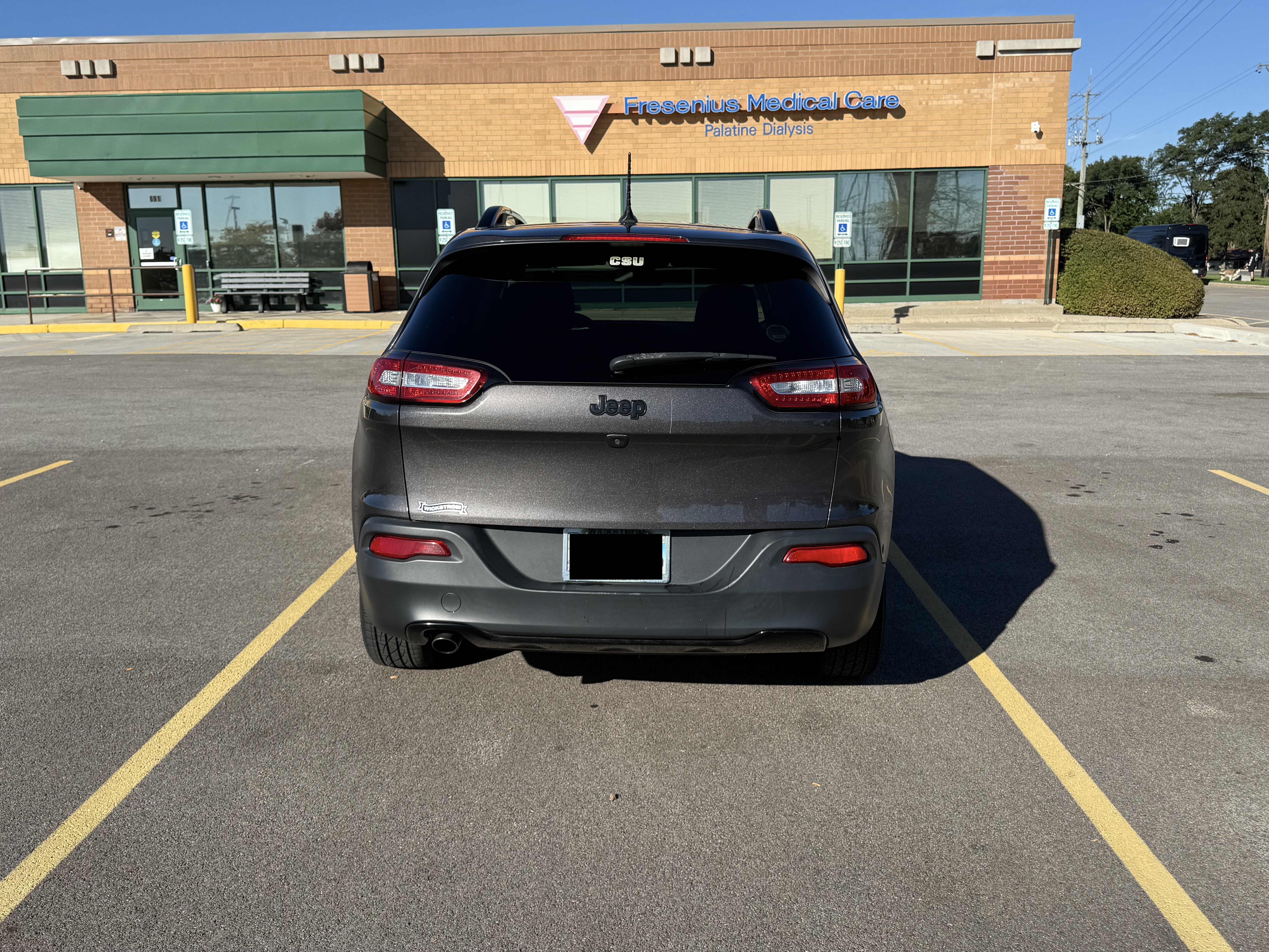 Used 2018 Jeep Cherokee Latitude w/ Altitude Package FWD image 4
