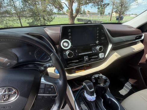 Used 2021 Toyota Highlander XLE FWD image 11