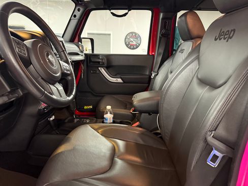 Used 2017 Jeep Wrangler Unlimited Rubicon w/ Connectivity Group image 32