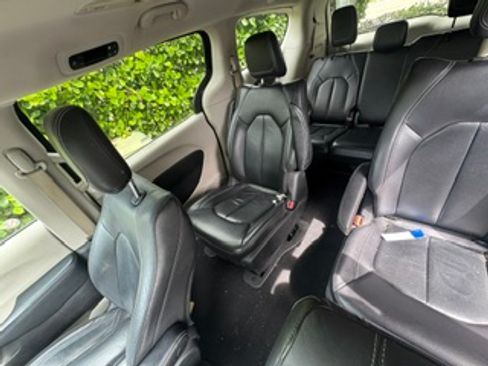 Used 2022 Chrysler Pacifica Touring-L FWD image 7