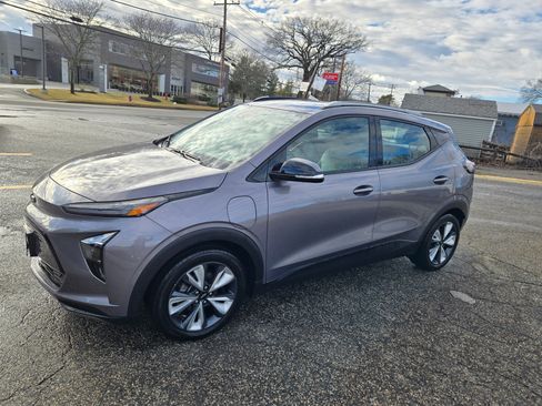 Used 2023 Chevrolet Bolt EUV LT w/ Convenience Package image 2